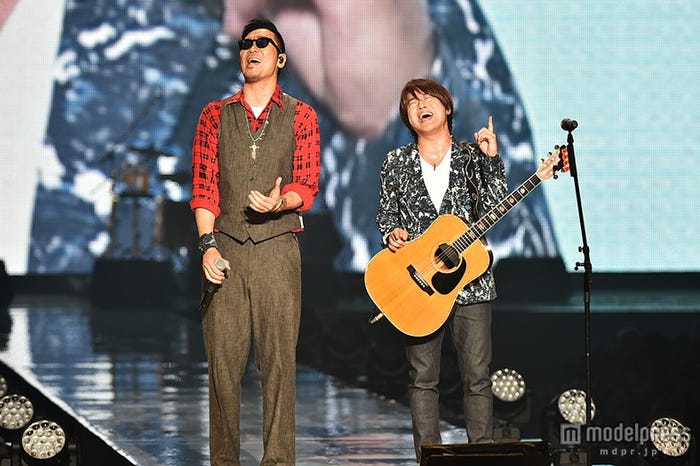 アカペラで熱唱しているコブクロ