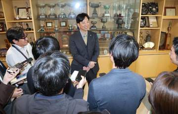 阪神・藤川監督 G松井新監督に闘志「向かう相手が出来たことが嬉しい。監督をする上でも覚悟が決まる」と歓迎 「ニューヨークからゴジラ様襲来ですね」とも