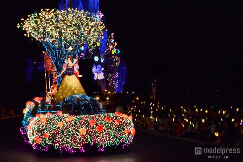 「東京ディズニーランド・エレクトリカルパレード・ドリームライツ」／新アイテム「マジカルドリームライト」と連動した様子