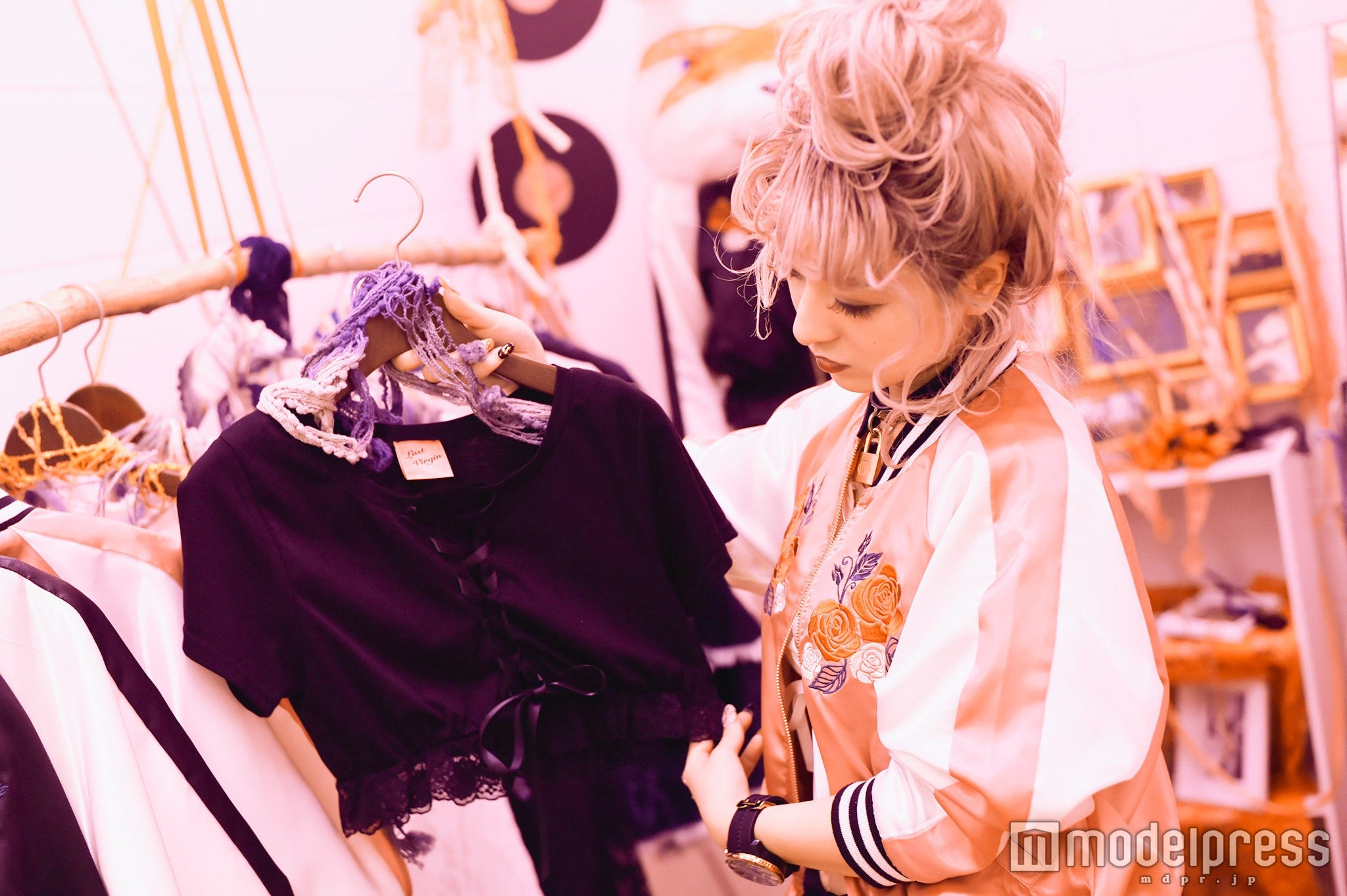 「レースアップTOPS」（color／WHT・PNK・BLK）8,000円（税抜）（C）モデルプレス