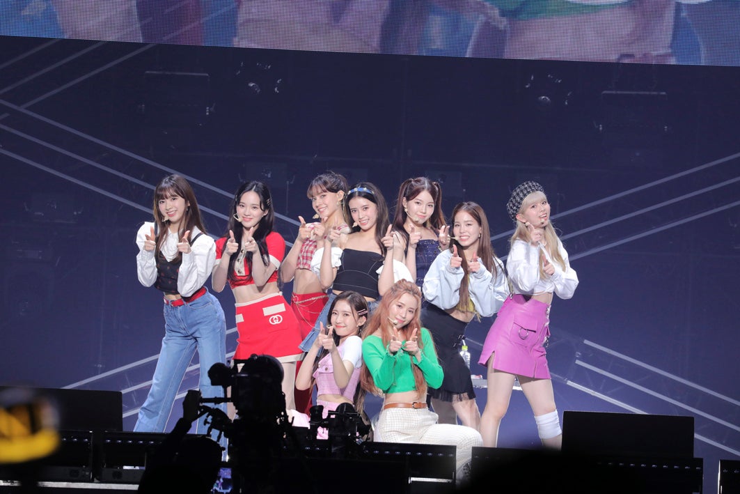 NiziU、美しいフォーメーションで魅了 華やかオーラで観客を虜に＜バズリズムLIVE 2021＞