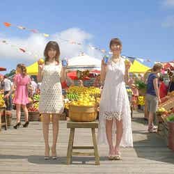 左から:YOU、佐々木希(新CM「フルーツ市場篇」)
