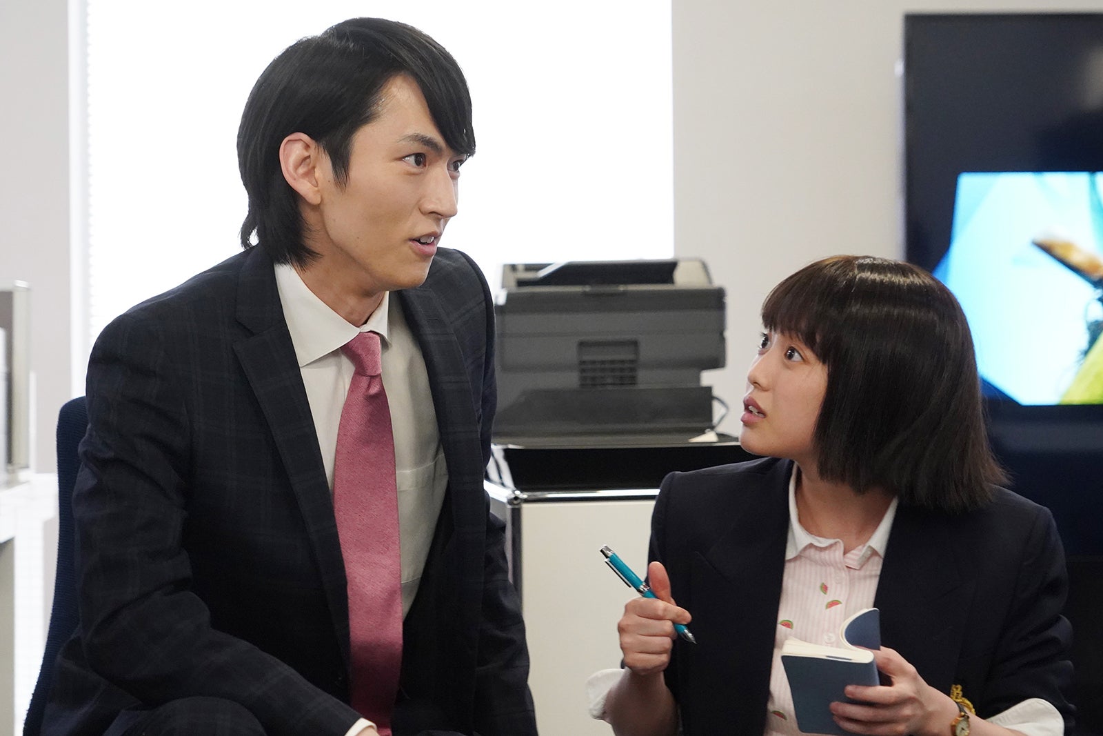 和田雅成、今田美桜／「悪女（わる）～働くのがカッコ悪いなんて誰が言った？～」第2話より（C）日本テレビ