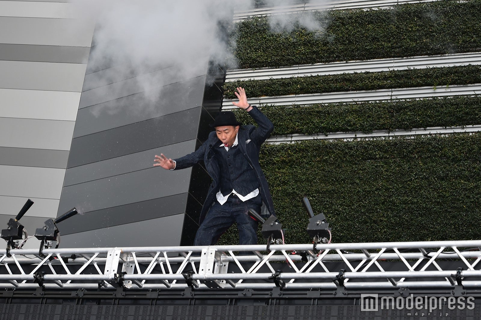 木梨憲武がポップアップで飛び上がり登場 （C）モデルプレス