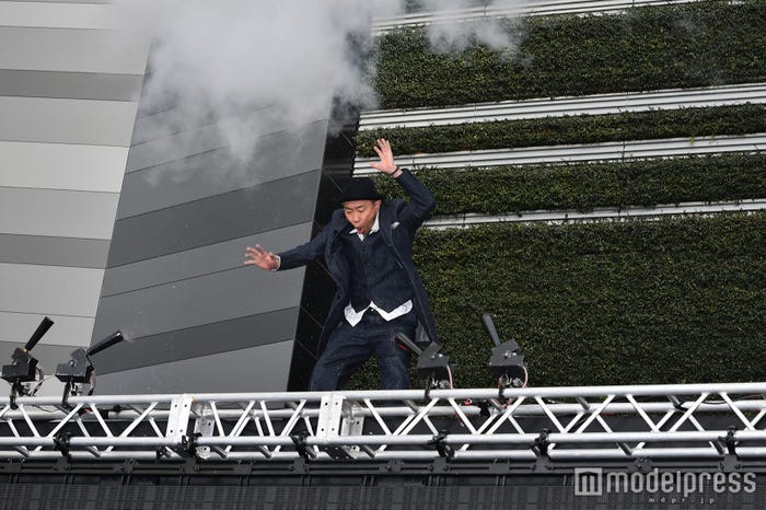 木梨憲武がポップアップで飛び上がり登場 (C)モデルプレス
