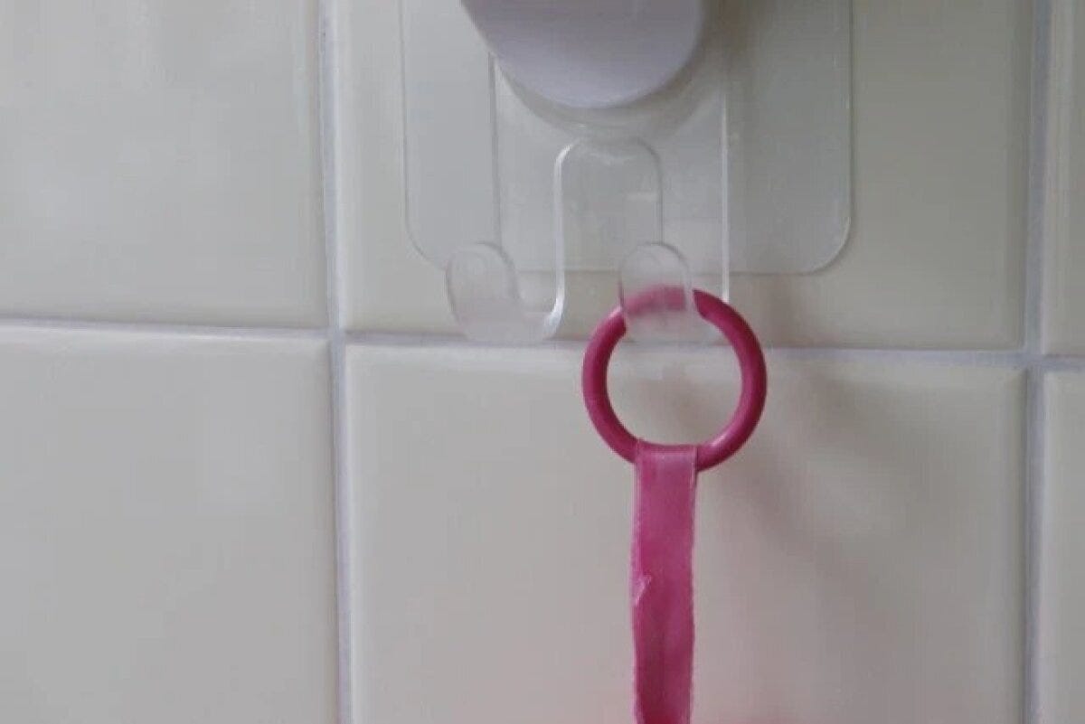 ダイソー　シャワーホルダー（粘着シート）　使用例　フック