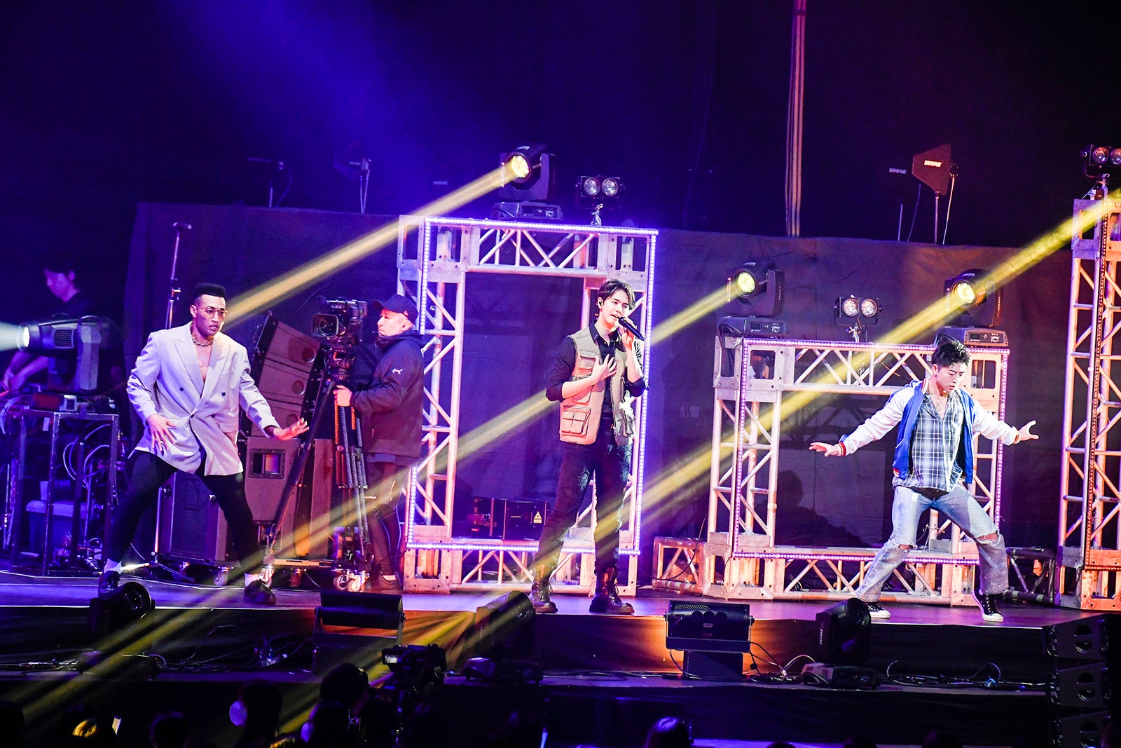 GENERATIONS佐野玲於・白濱亜嵐・関口メンディー、トップス脱ぎ捨て盛り上げる 会場一体化させる圧巻ステージ＜TOKYO FM LIVE INCLUSION 2023＞