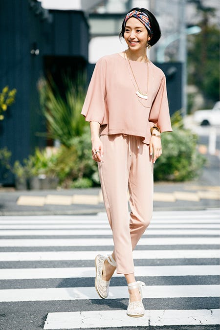 BLISS POINT/BLOUSE ¥4.500、PANTS ¥5.800、SHOES ¥2.500、NECKLACE ¥1.800、NECKLACE ¥2.500、PIERCED EARRINGS ¥2.000、BRACELET ¥1.800、BANGLE ¥2.500(C)TOPLOG