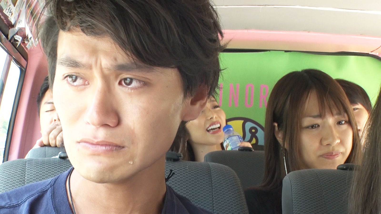 ラブワゴンでそれぞれ涙を流すシャイボーイ、かすが／「あいのり：Asian Journey」第20話より（C）フジテレビ