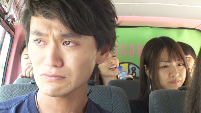 ラブワゴンでそれぞれ涙を流すシャイボーイ、かすが/「あいのり:Asian Journey」第20話より(C)フジテレビ