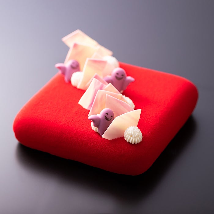 ヒルトン創業100周年記念 オリジナル・レッドベルベットケーキ／画像提供：コンラッド大阪