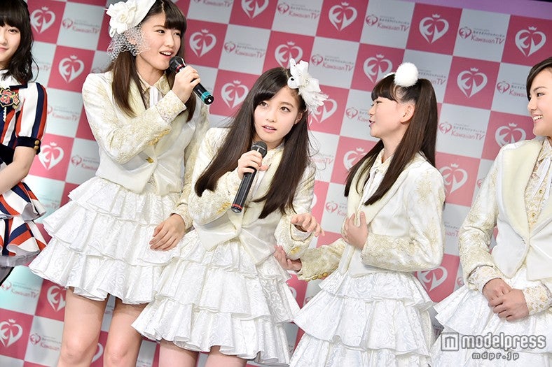 中川家・礼二のものまねを披露する橋本環奈（中）