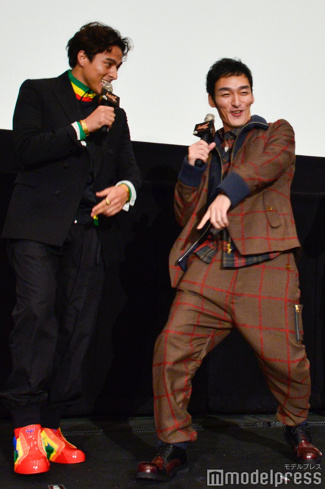 ラップ中の満島真之介、草なぎ剛 （C）モデルプレス