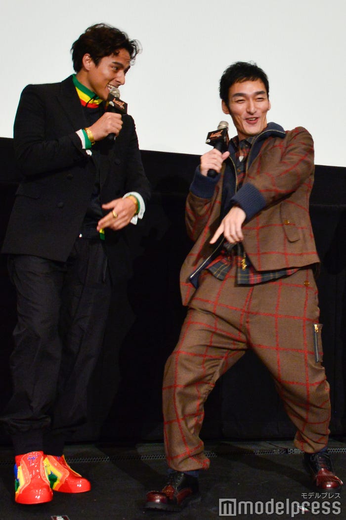 ラップ中の満島真之介、草なぎ剛 (C)モデルプレス