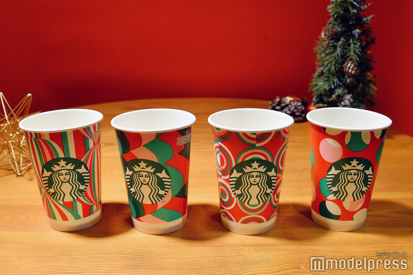 ホリデー期間はシーズナルカップでの提供（4種からランダム）（C）モデルプレス