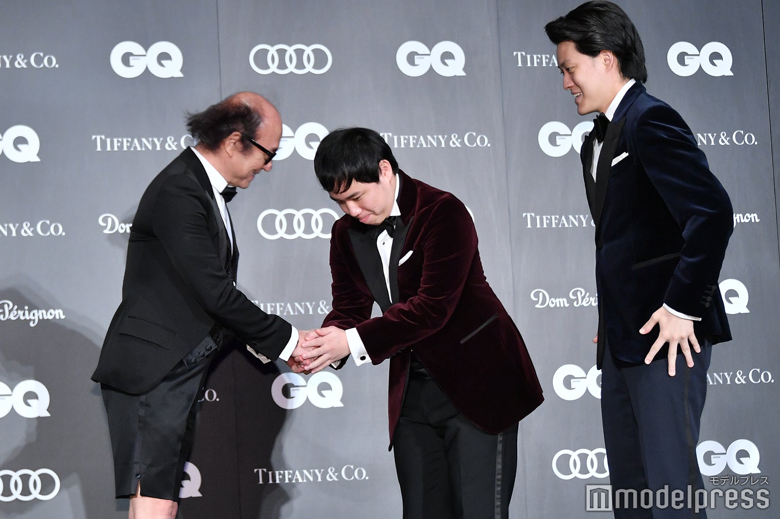 鈴木正文編集長からトロフィーを受け取る霜降り明星（せいや、粗品） （C）モデルプレス