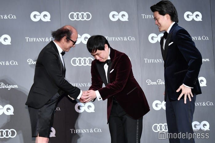 鈴木正文編集長、霜降り明星(せいや、粗品) (C)モデルプレス