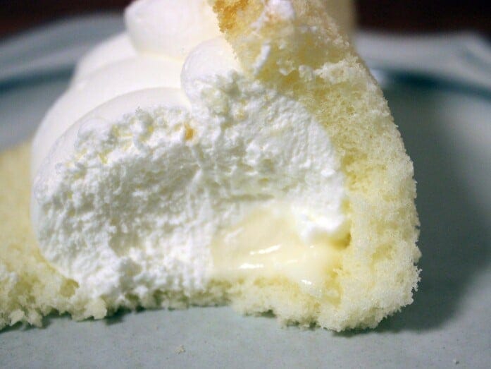 ほぼ存在感のない生地は、クリームを主役として味わうため