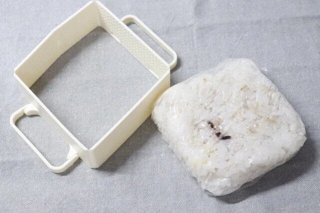ダイソーの冷凍ご飯が作れるらくらくラップご飯