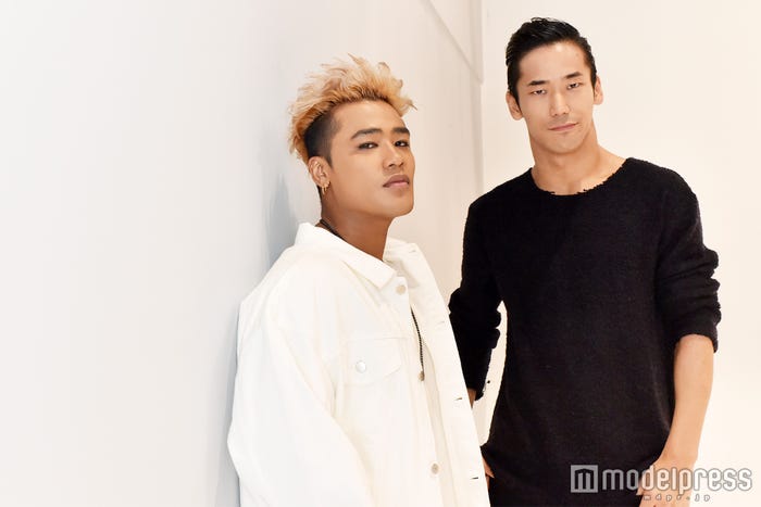 (左から)ELLY、小林直己(C)モデルプレス