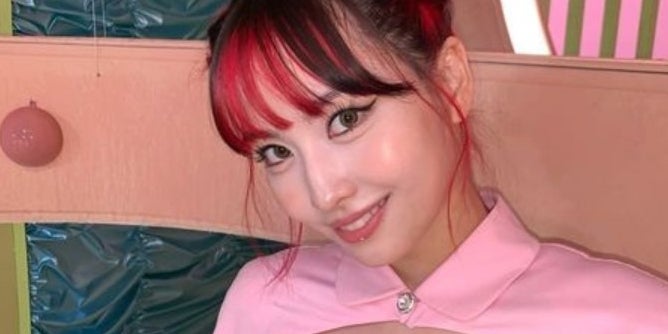 Twiceモモ 美デコルテ際立つ新曲オフショット公開 赤髪ハイライトにも絶賛の声 モデルプレス