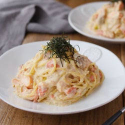 フライパンひとつで簡単!「鮭の味噌クリームパスタ」の作り方【すぐ麺】