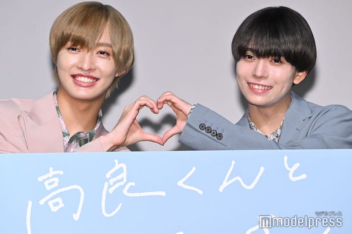 ドラマ「高良くんと天城くん」の放送直前イベントに出席し、ハートマークを作る佐藤新と織山尚大 (C)モデルプレス