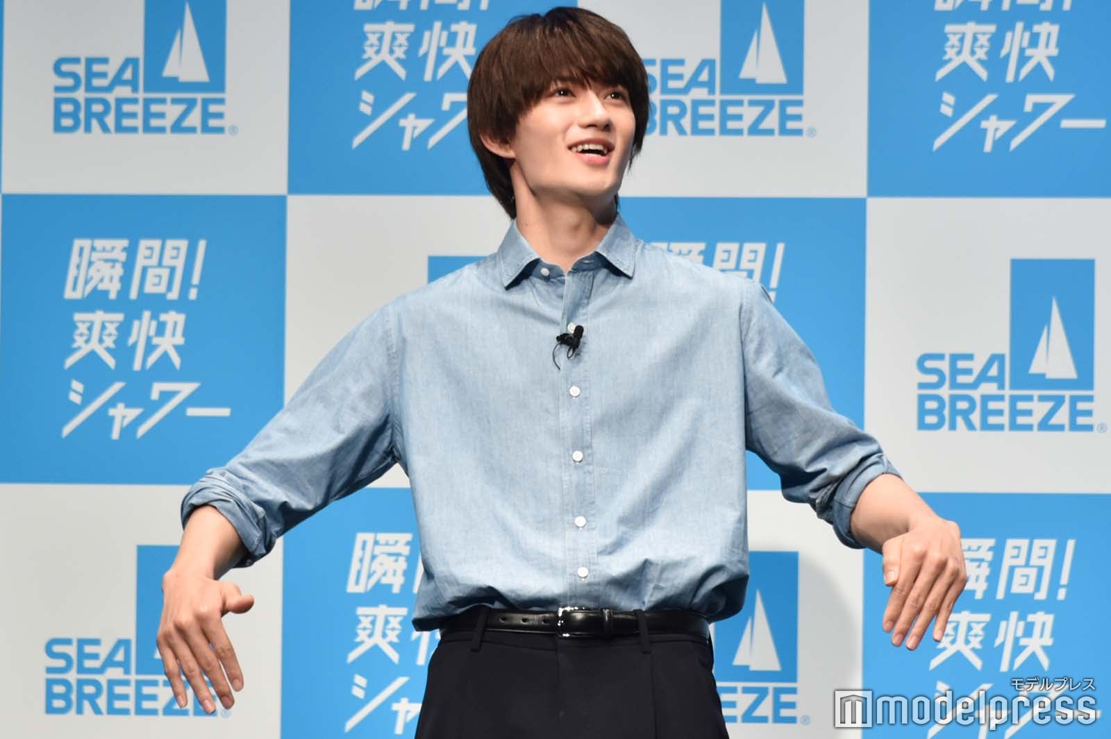 プールのジェスチャーをする佐野勇斗（C）モデルプレス