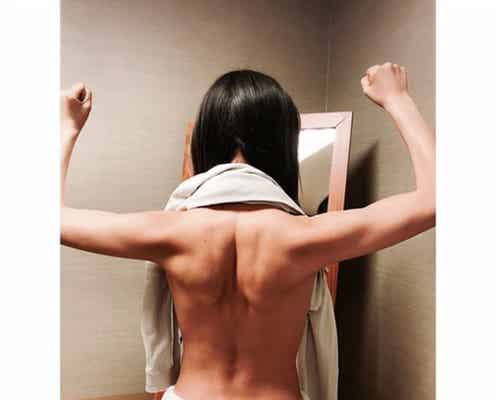 仲里依紗の“美背筋”に反響 上半身裸でアピール