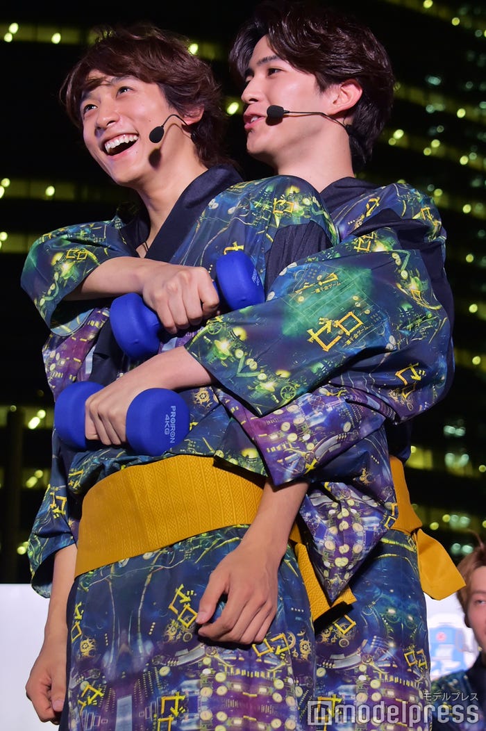 甲斐翔真、小関裕太にバックハグ(C)モデルプレス