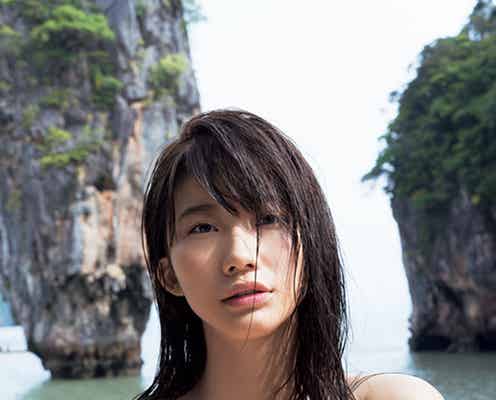 “リアル峰不二子”小倉優香、ファスナー下ろし豊満バストちらり