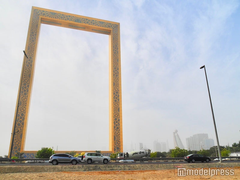 突如現れる巨大な黄金のフレーム（C）モデルプレス