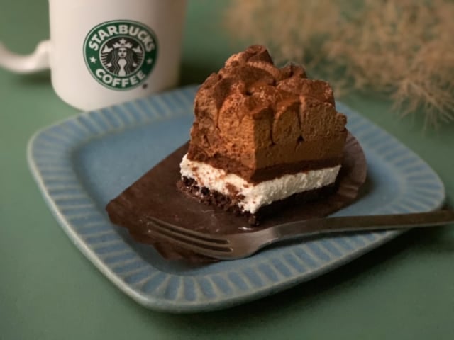 スタバのクラシックチョコレートケーキの断面画像