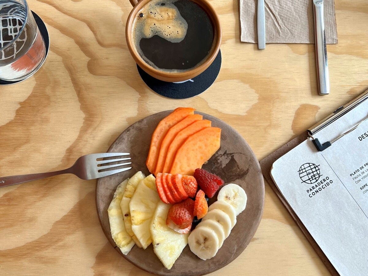 朝食のセットに欠かせないフルーツとコーヒー