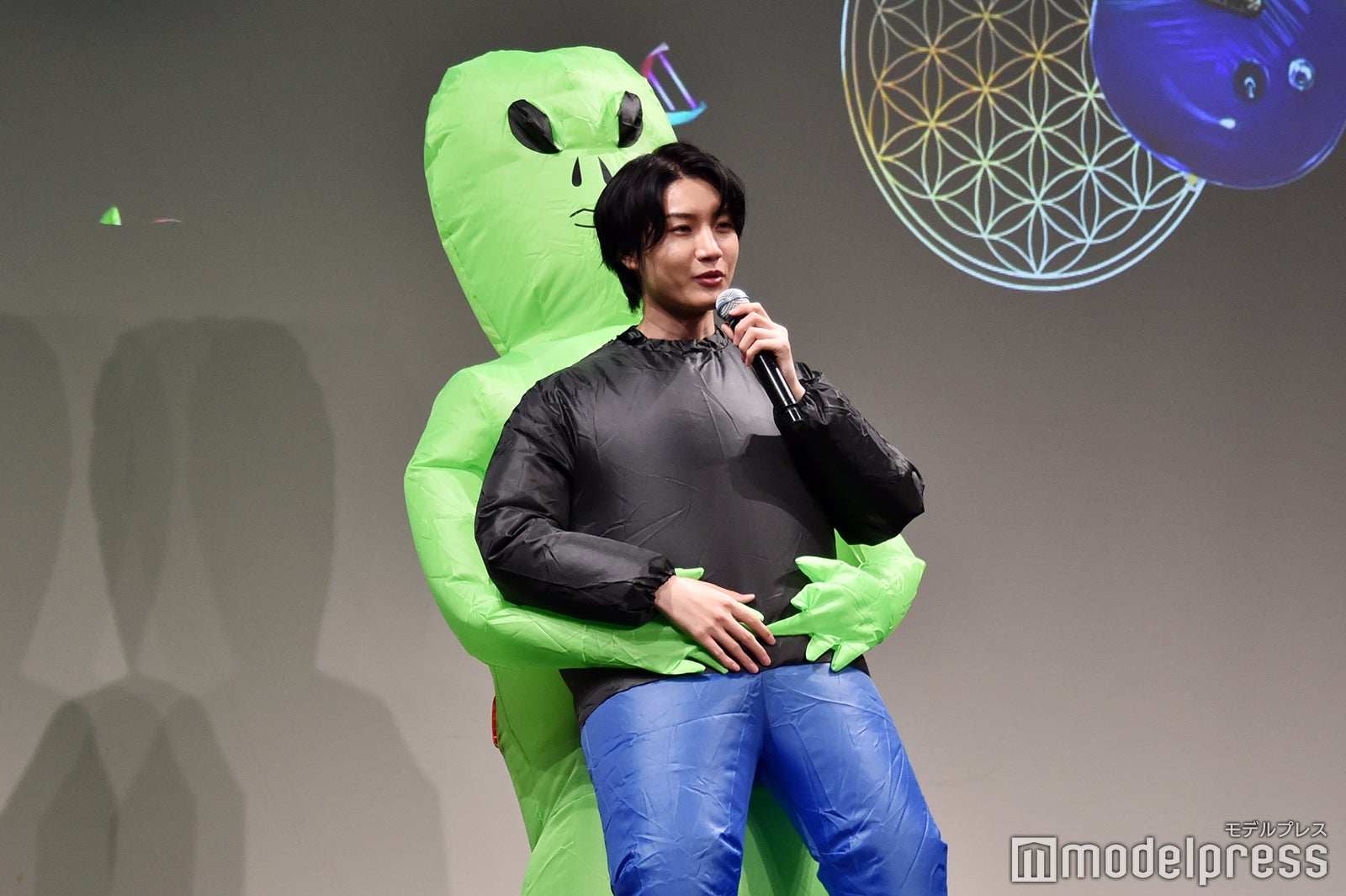 Amazonで購入したという宇宙人の着ぐるみで登場した桜田通（C）モデルプレス