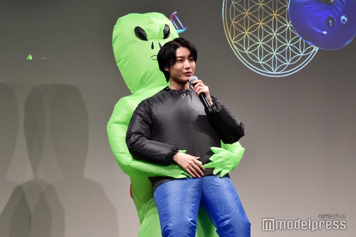 Amazonで購入したという宇宙人の着ぐるみで登場した桜田通(C)モデルプレス