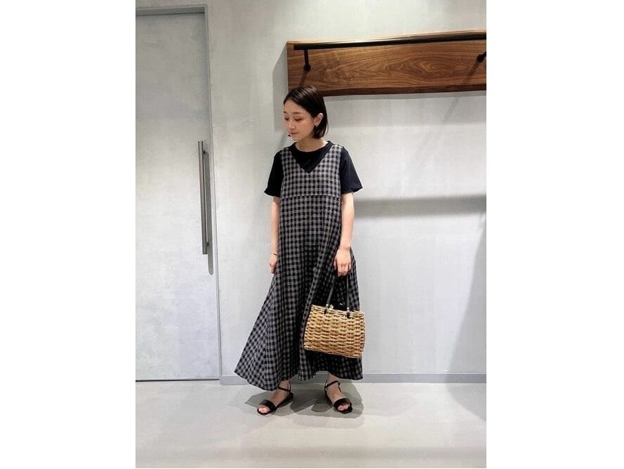 ワンピースなどとのレイヤードも黒Tなら子どもっぽくならないのが◎ 出典:WEAR