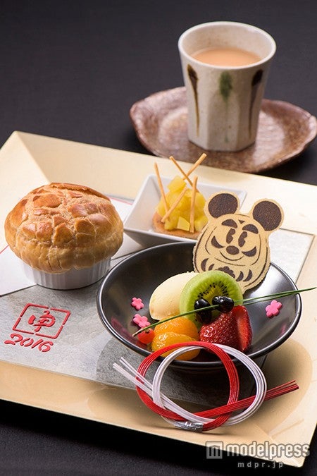 ディズニーホテル、“ミッキーだるま”がお正月を彩る