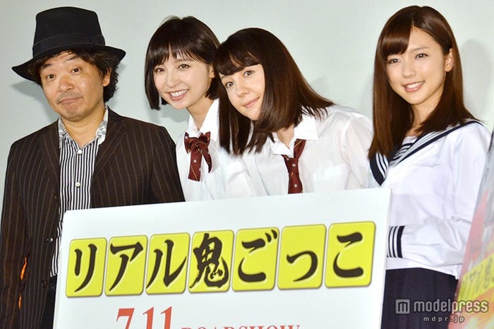左から:園子温監督、篠田麻里子、トリンドル玲奈、真野恵里菜