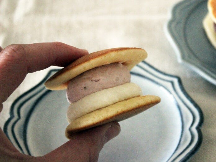 クリームは形を保てるようにやや固めのテクスチャーとなっています