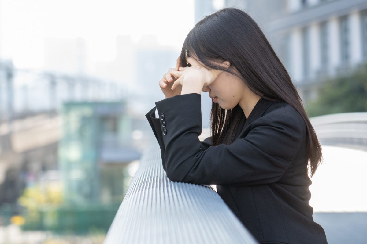 悩む　女性