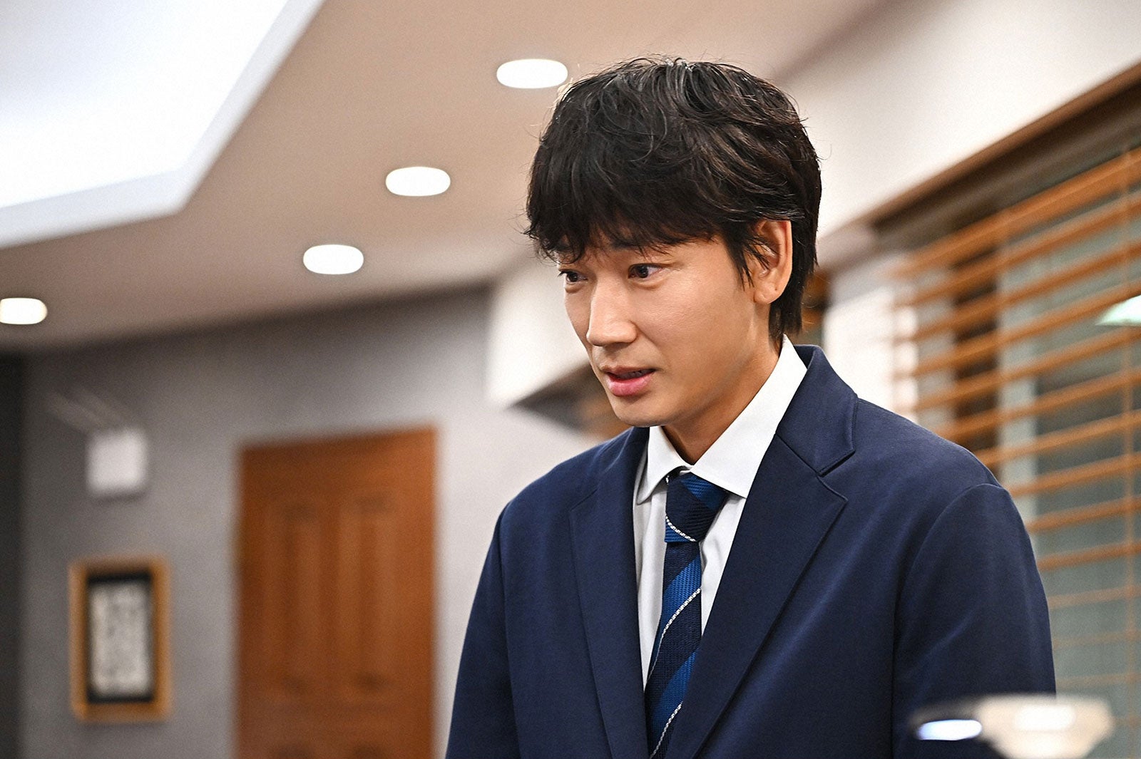 綾野剛／「オールドルーキー」第5話より（C）TBS