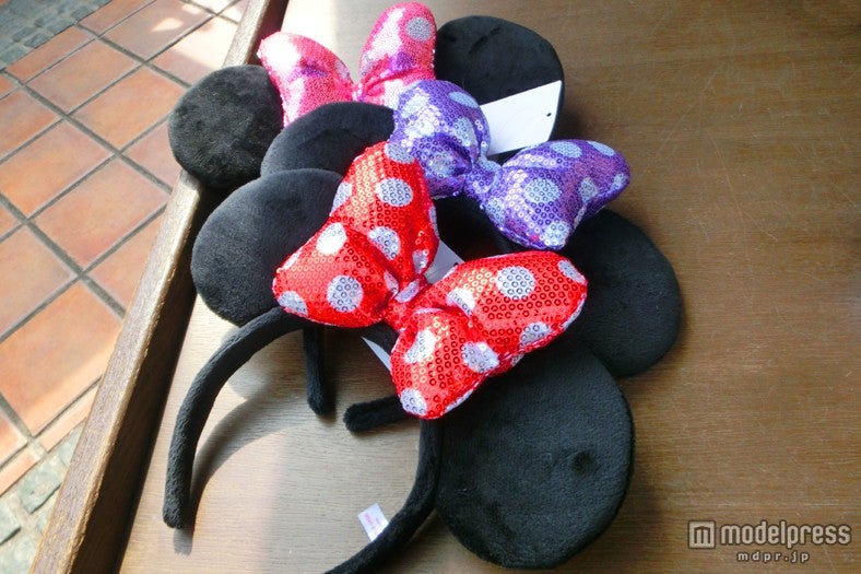 キラキラのスパンコールのリボン付きカチューシャ（赤・紫・ピンクの3種）