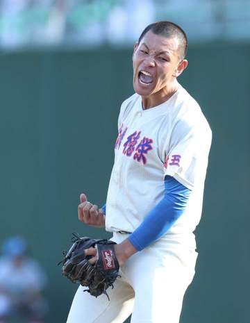 花咲徳栄が2年ぶり9回目の優勝 春夏連続甲子園 プロ注目対決は右腕黒川がピンチで浦学・内藤封じる 5番・奥野が決勝二塁打