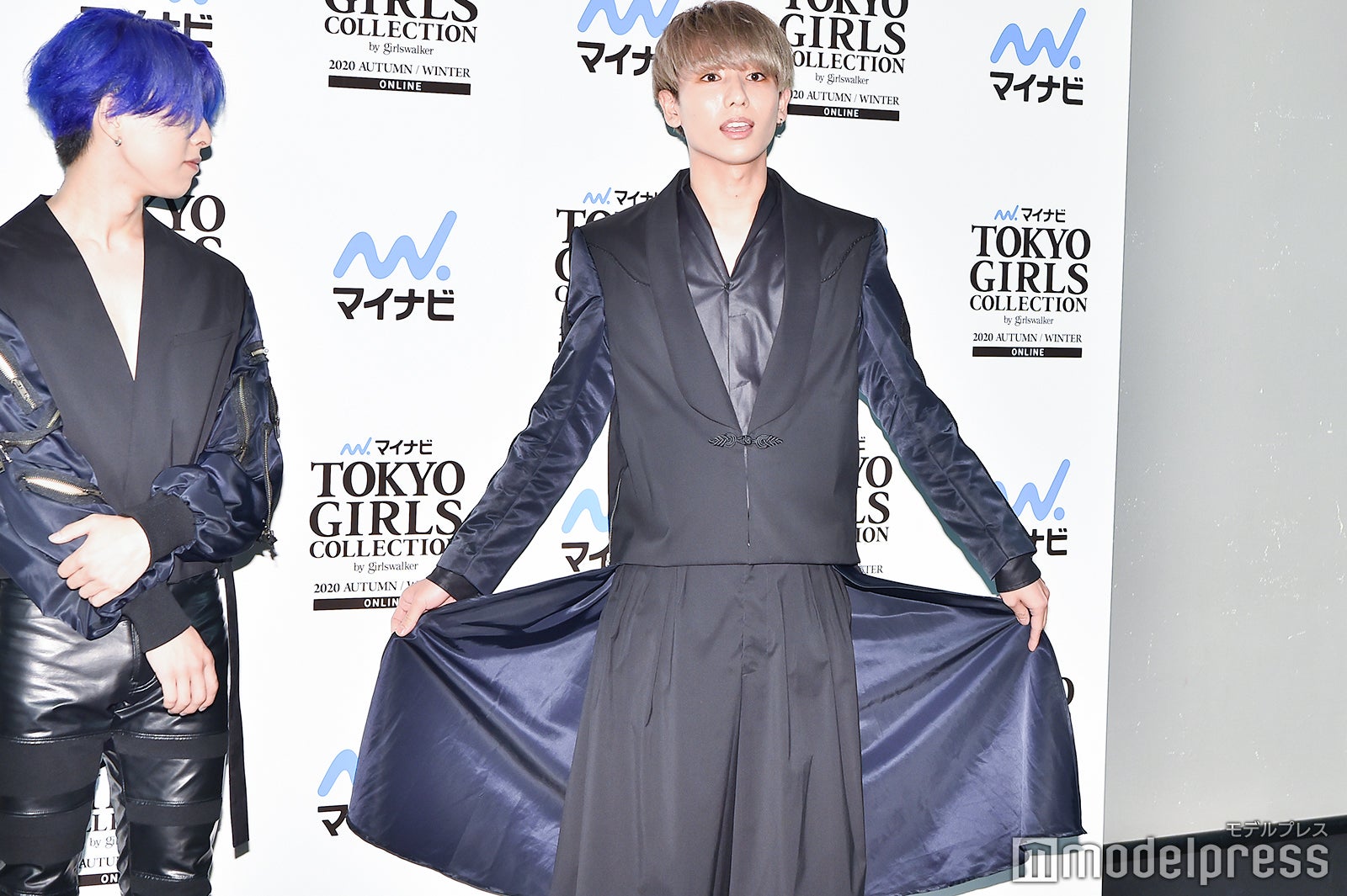 衣装を解説する浦野秀太（C）モデルプレス