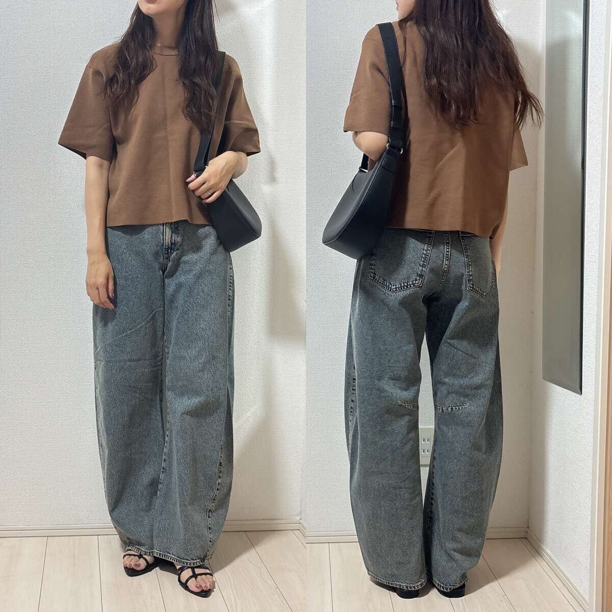 茶色のニットTとバレルジーンズを着用した女性