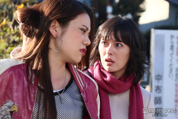 貫地谷しほり(右)/(C)関西テレビ