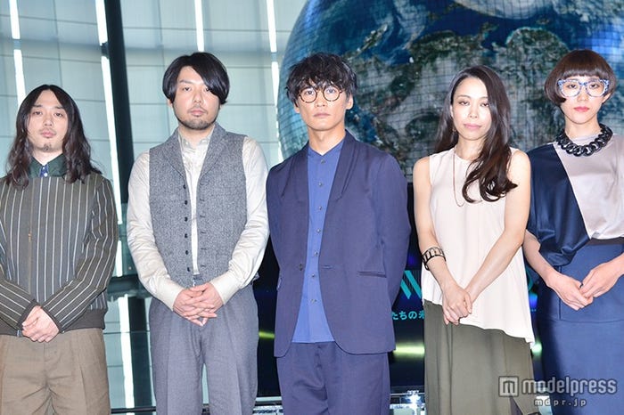 サカナクション/岩寺基晴(G)、江島啓一(Dr)、山口一郎(Vo&G)、草刈愛美(B)、岡崎英美(Key)