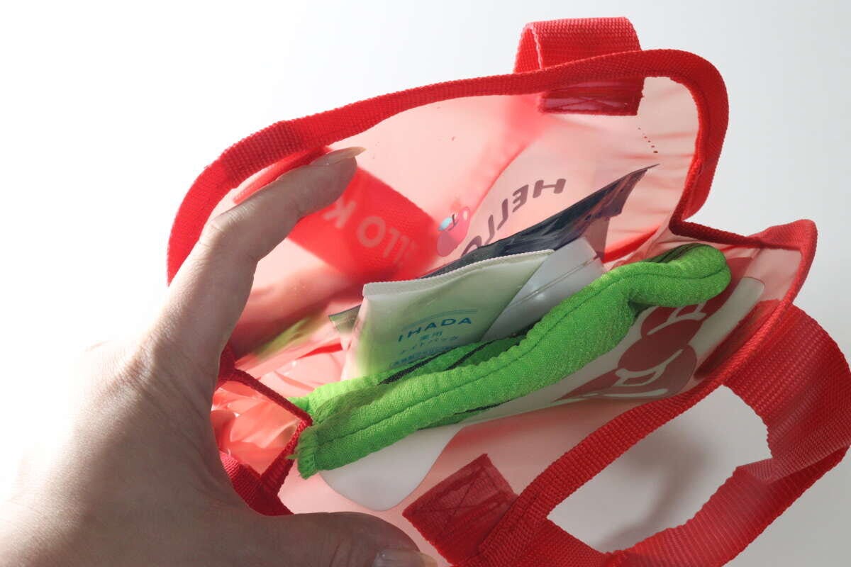 ビニールバッグの中に銭湯グッズが複数入っている ビニールバッグの中に銭湯グッズが複数入っている
