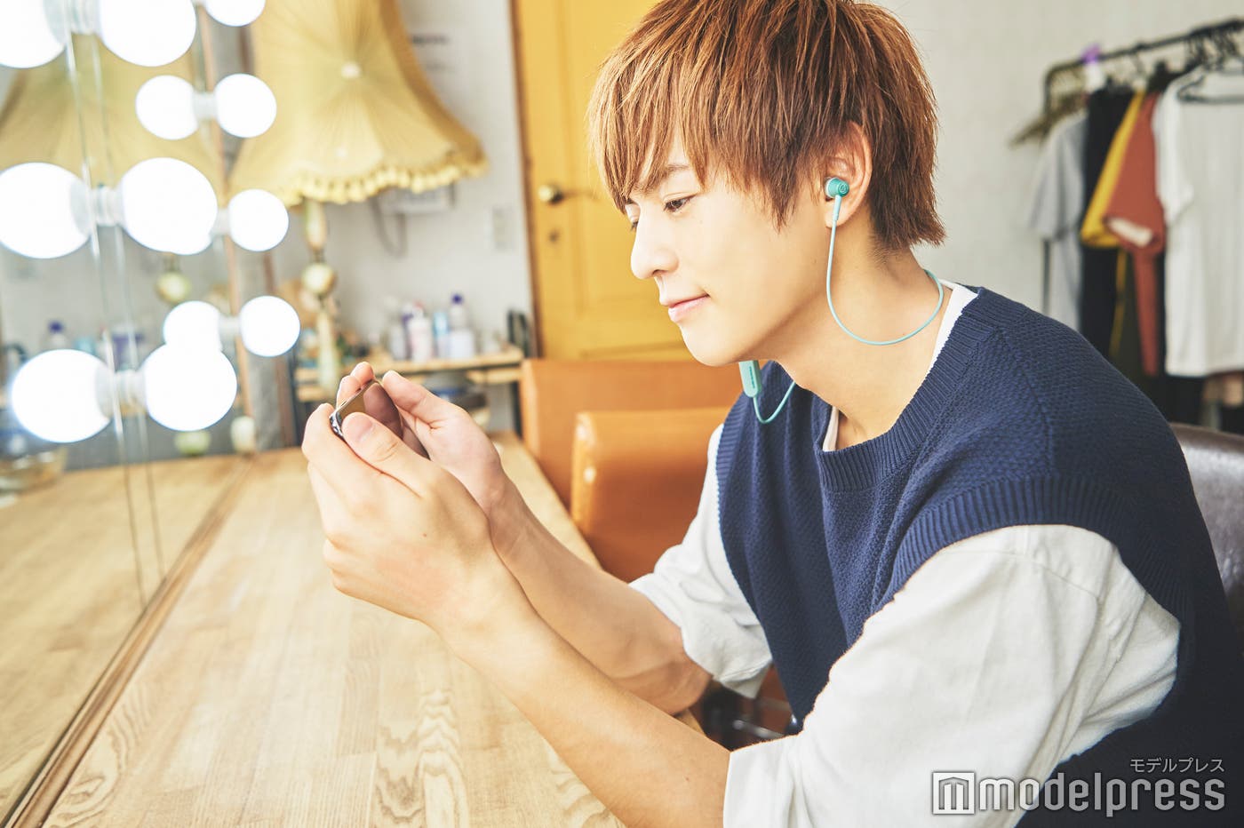 本番前の控室では動画を楽しむことも(C)モデルプレス